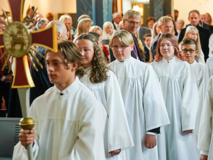 The confirmands entered the church in procession. Photo: Lise Åserud / NTB scanpix 